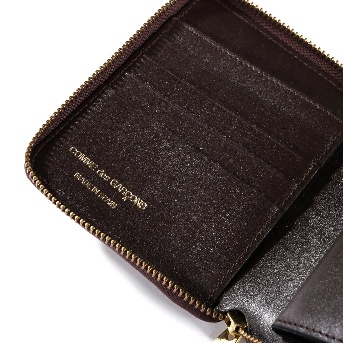 COMME DES GARCONS SA2100 EMBOSSED LOGOTYPE ZIP WALLET BROWN