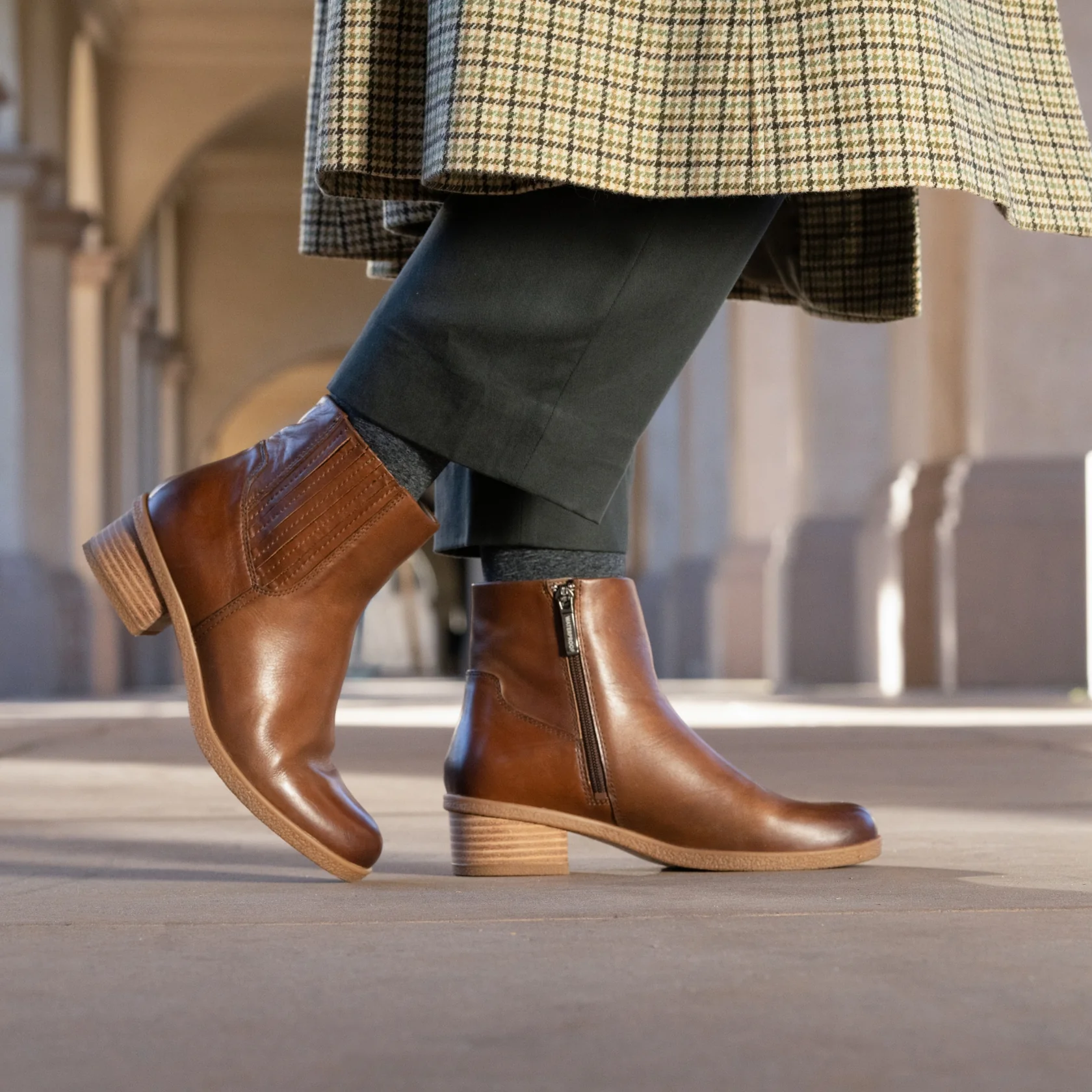 Dansko Women’s Daisie Zip Up Boots-Tan